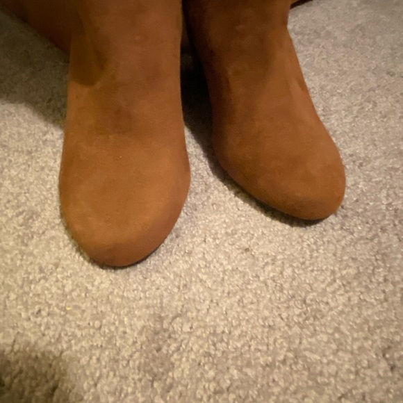 Brown suede knee high boots with buckle - Picture 2 of 3